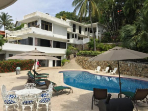Отель Villa Palmitas acogedor departamento nivel piscina gigante jardines  Акапулько